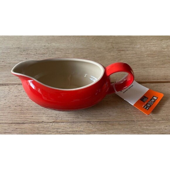 NEW Le Creuset Stoneware 460ml Heritage Gravy Boat Cerise (Cherry Red), NIB - Picture 1 of 5